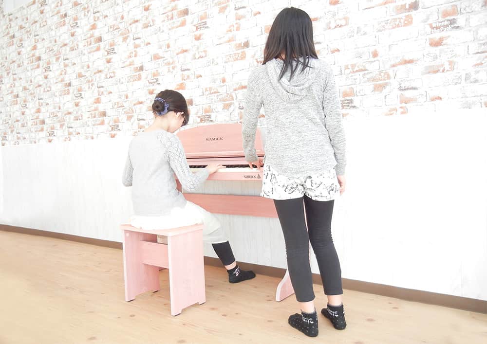 友達とピアノを弾く