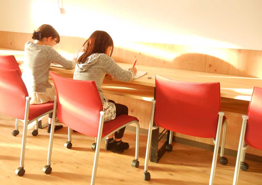 宿題をする風景